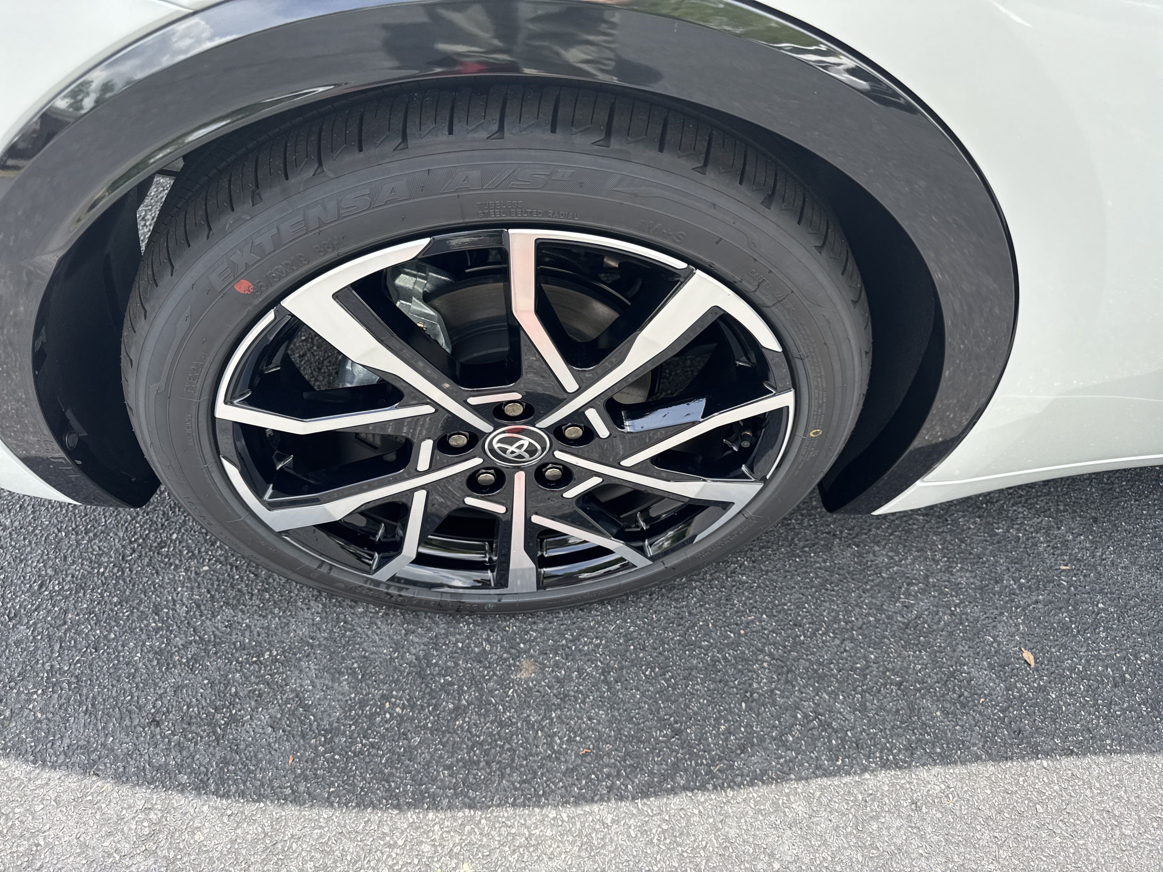 New 2025 Toyota Prius Plug-In Hybrid FWD image 11