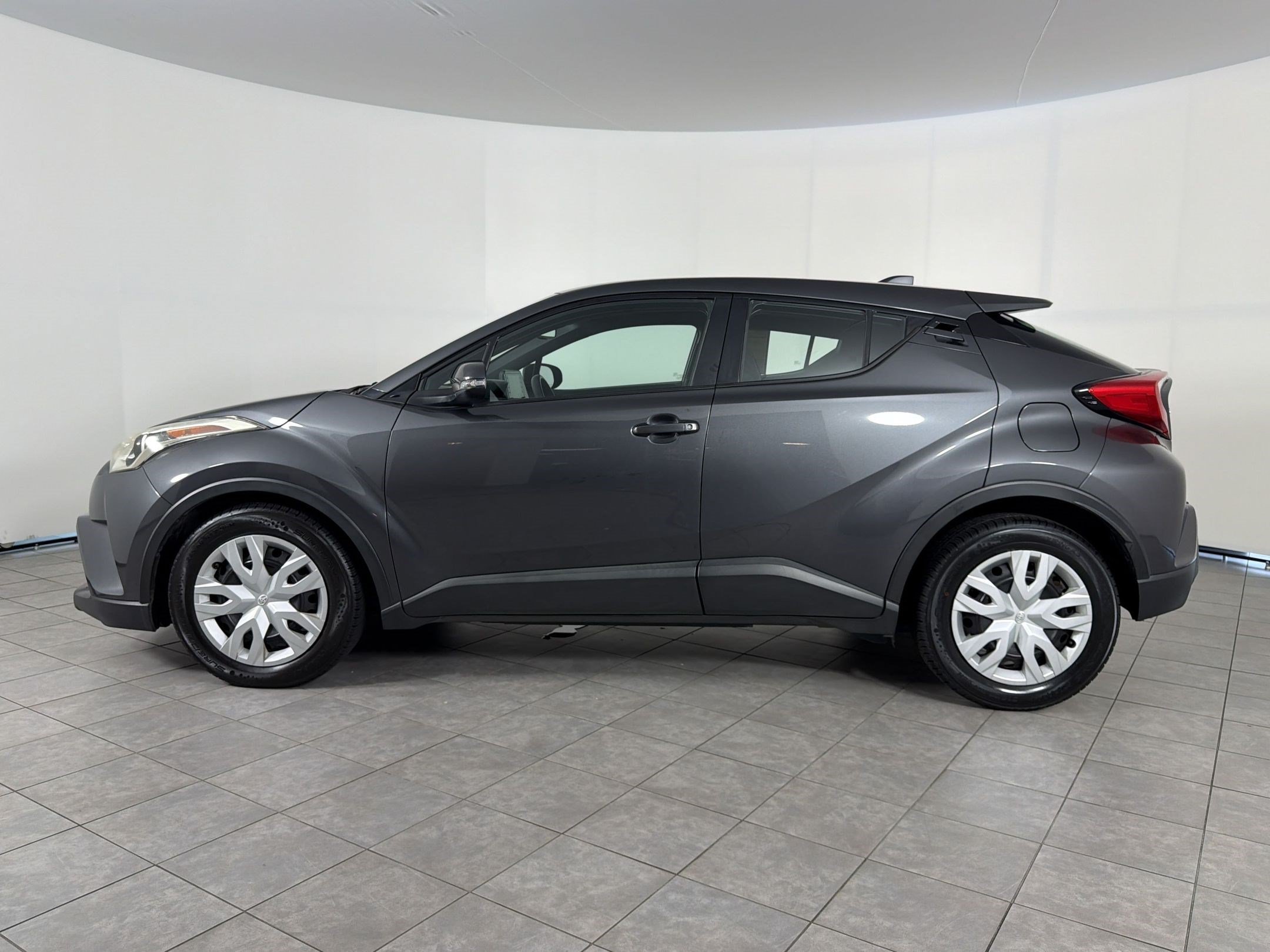 Used 2019 Toyota C-HR LE FWD image 2