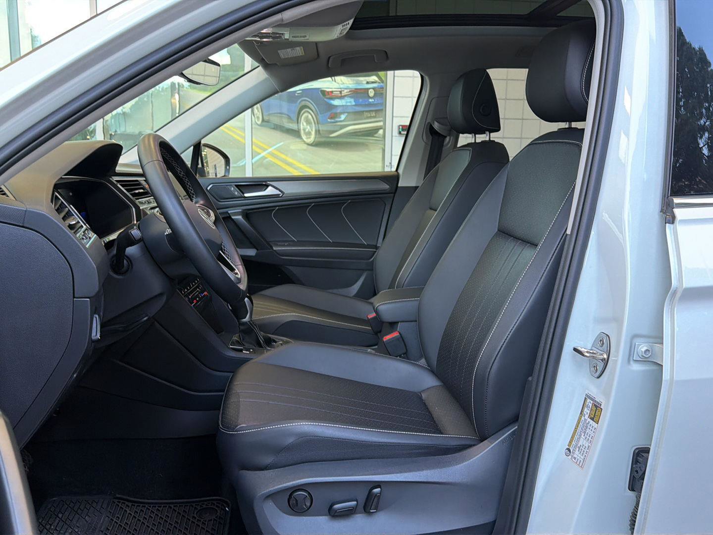 Certified 2023 Volkswagen Tiguan SE w/ Panoramic Sunroof Package FWD image 14