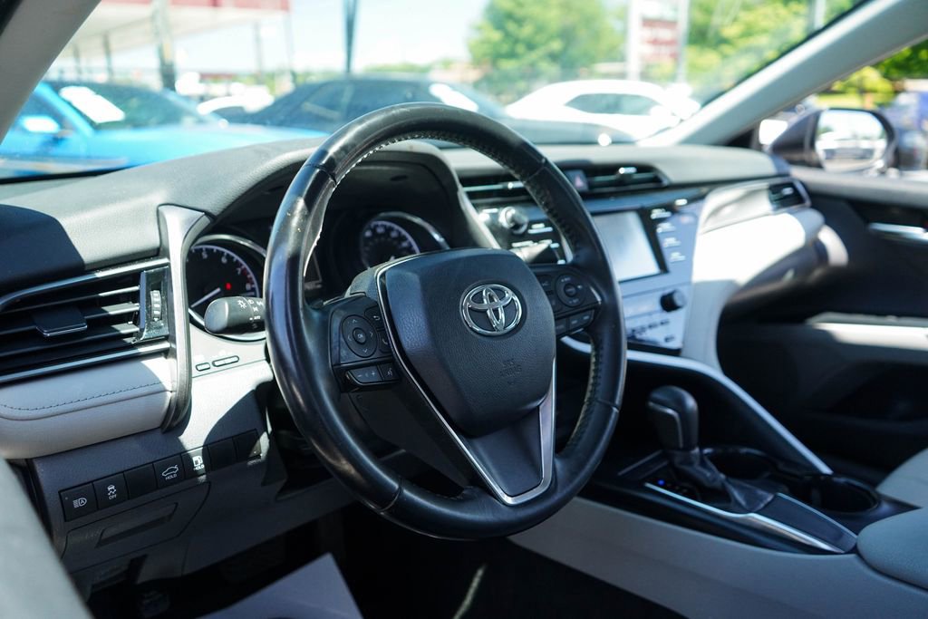 Used 2019 Toyota Camry SE FWD image 5