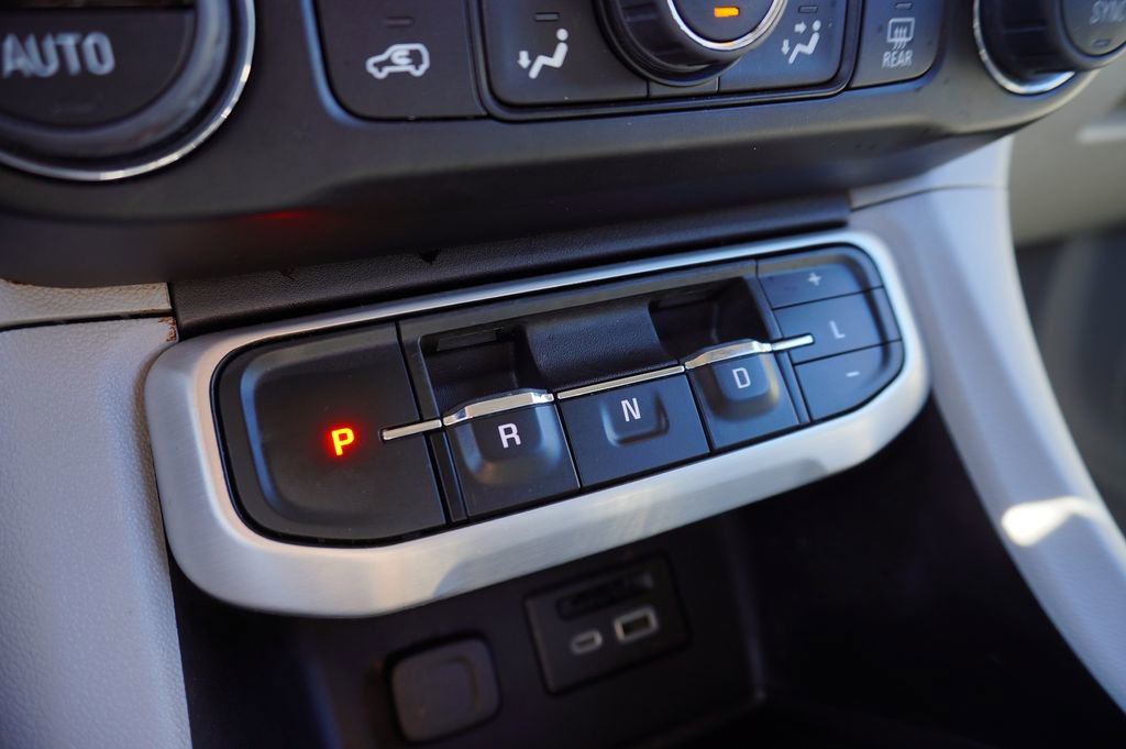 Used 2023 GMC Acadia SLT image 18