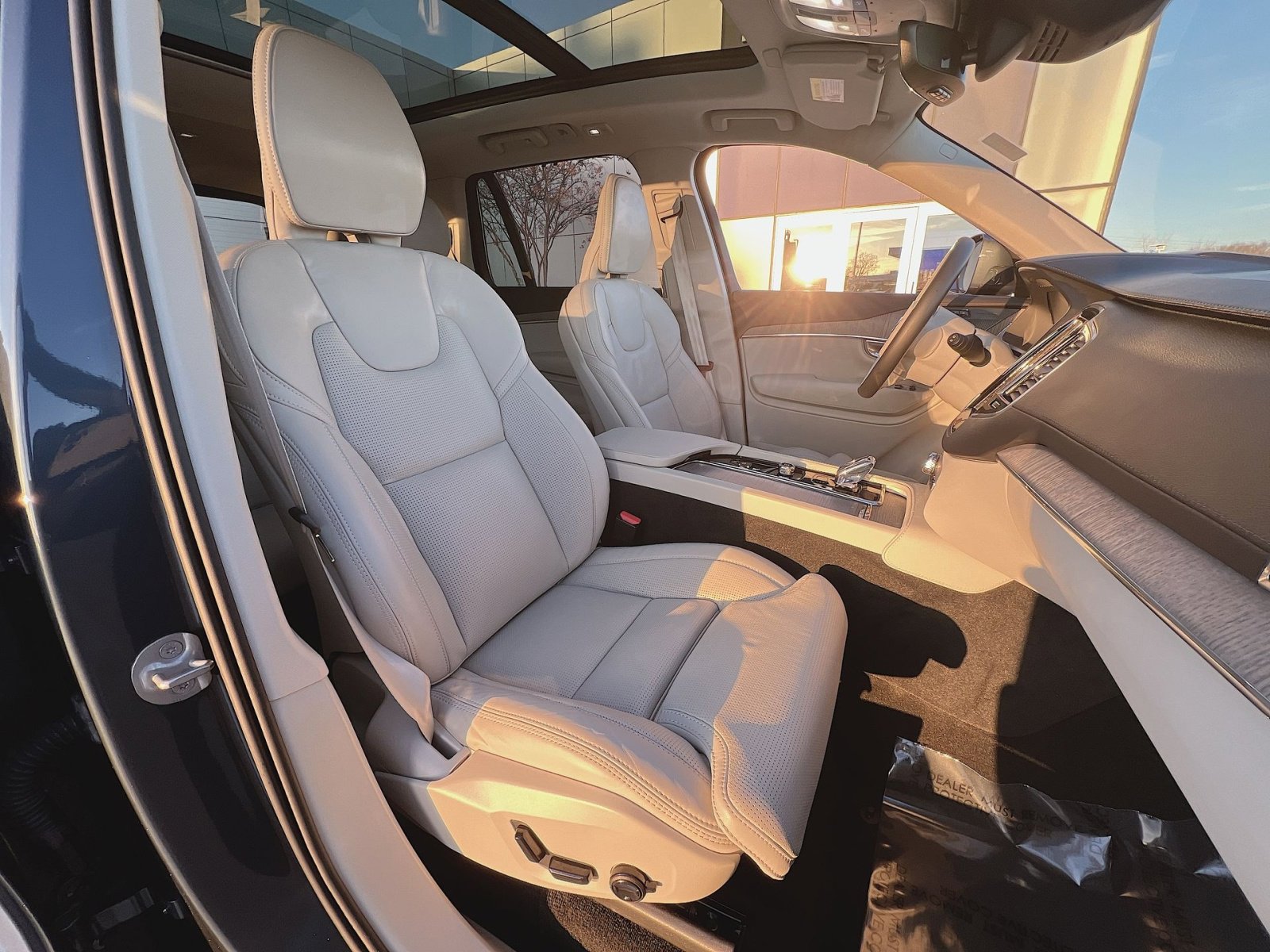 Certified 2024 Volvo XC90 B6 Ultimate w/ Protection Package Premier image 28