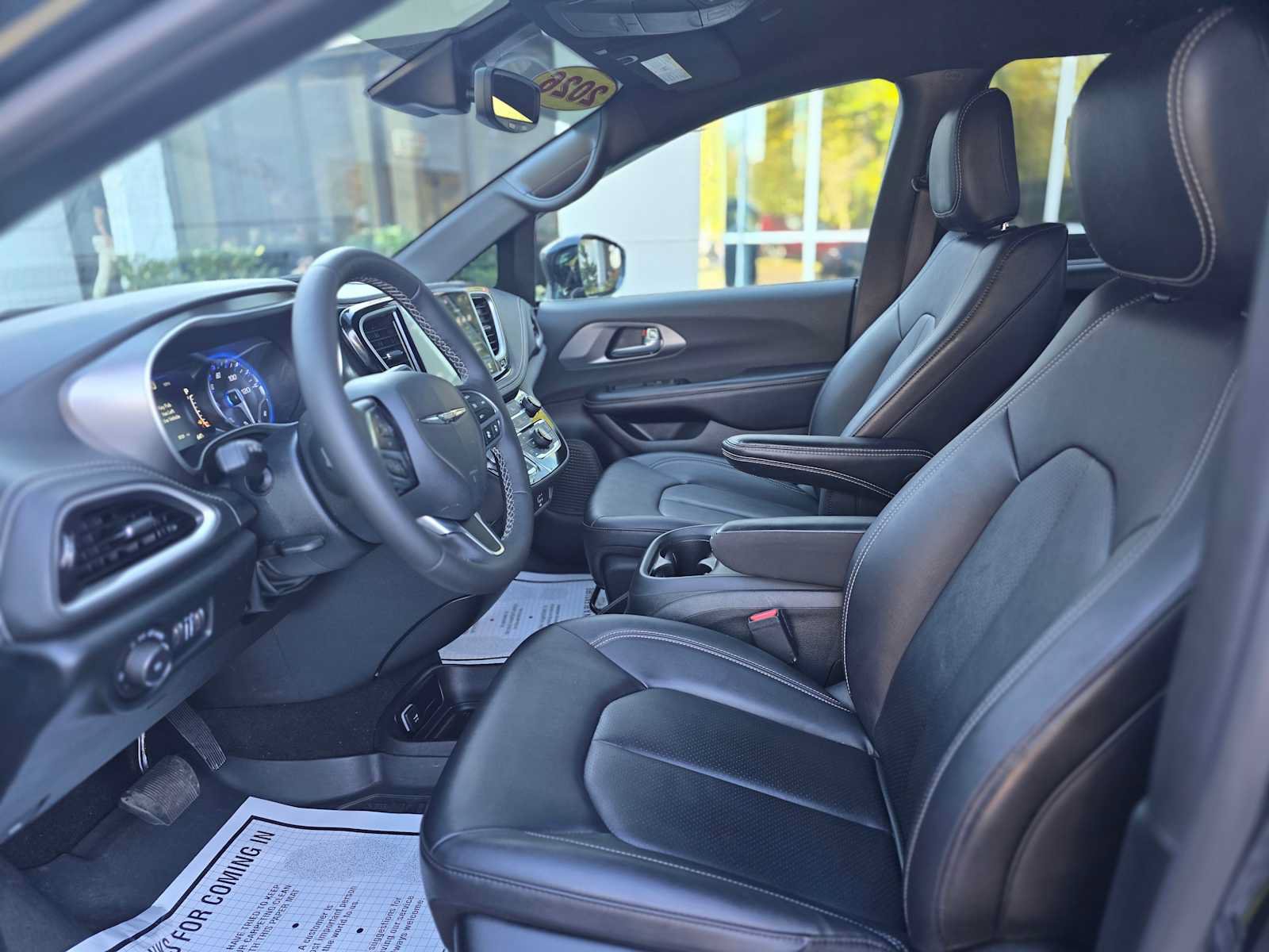 Used 2026 Chrysler Pacifica Select FWD image 2