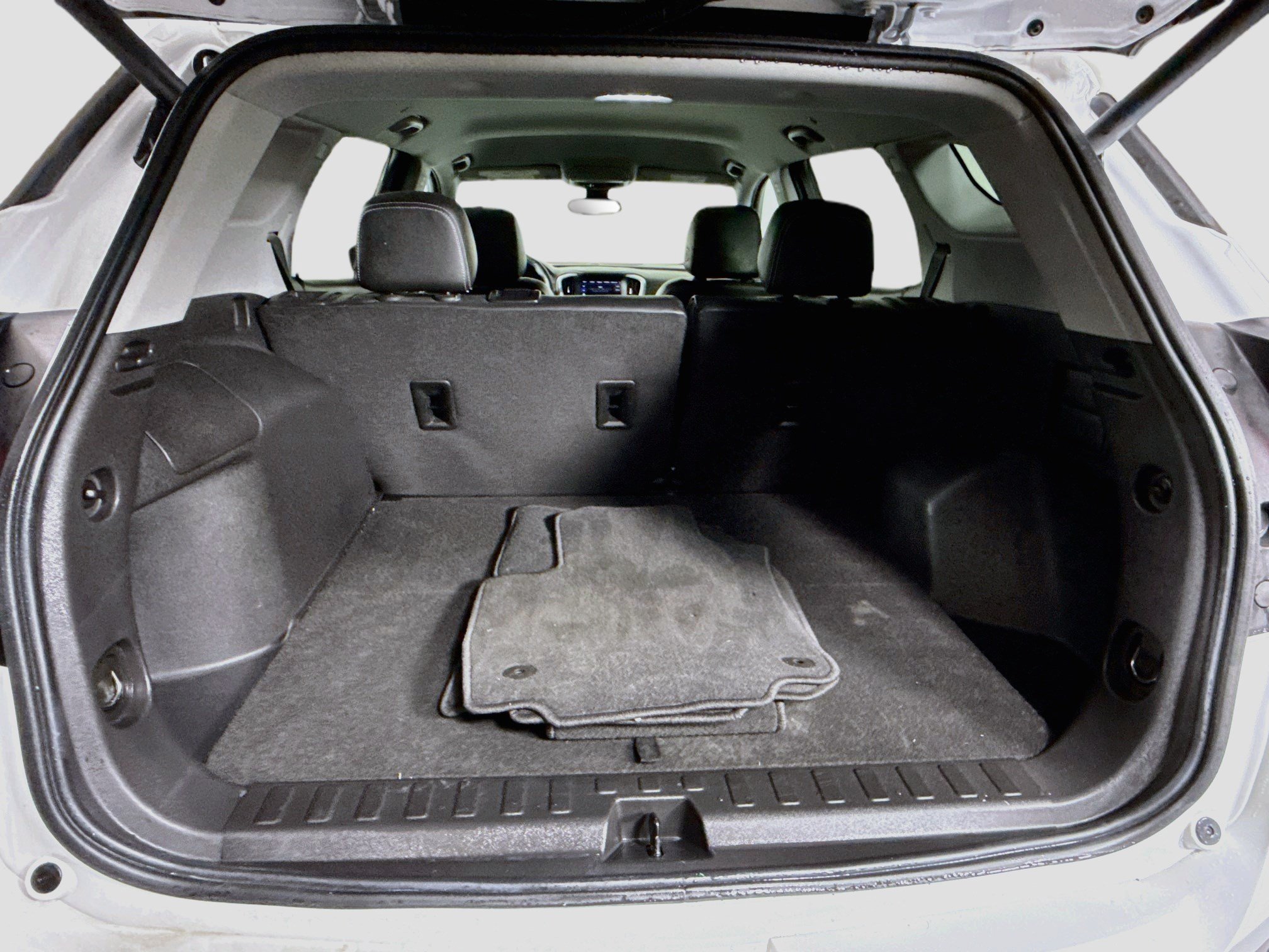 Used 2023 GMC Terrain SLT w/ Tech Package FWD image 35