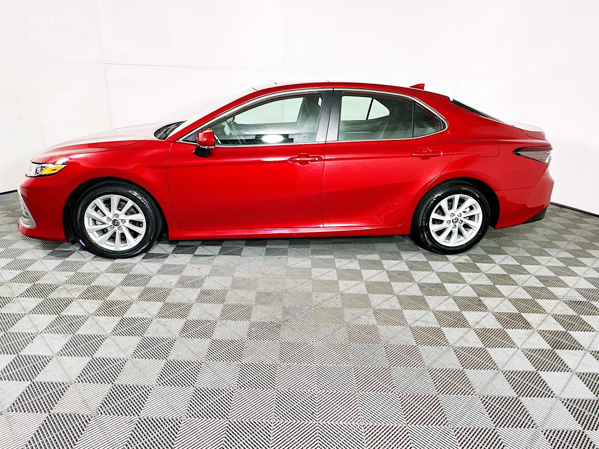 Used 2023 Toyota Camry LE w/ Convenience Package FWD image 6