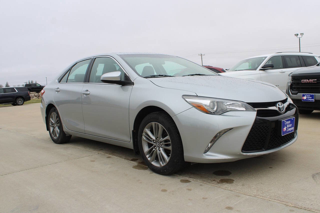 Used 2017 Toyota Camry SE w/ Moonroof Package FWD image 3