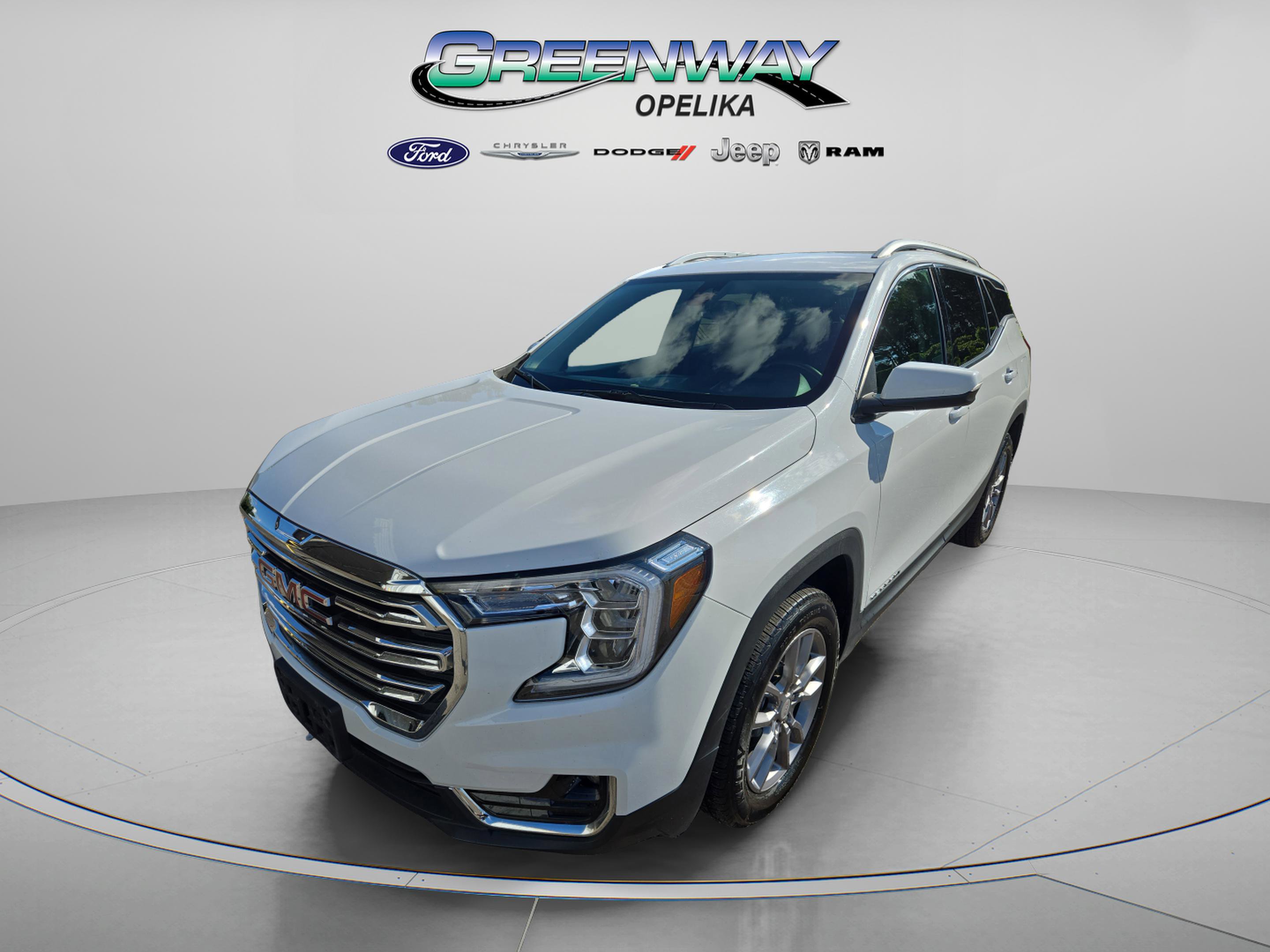 Used 2024 GMC Terrain SLT image 3