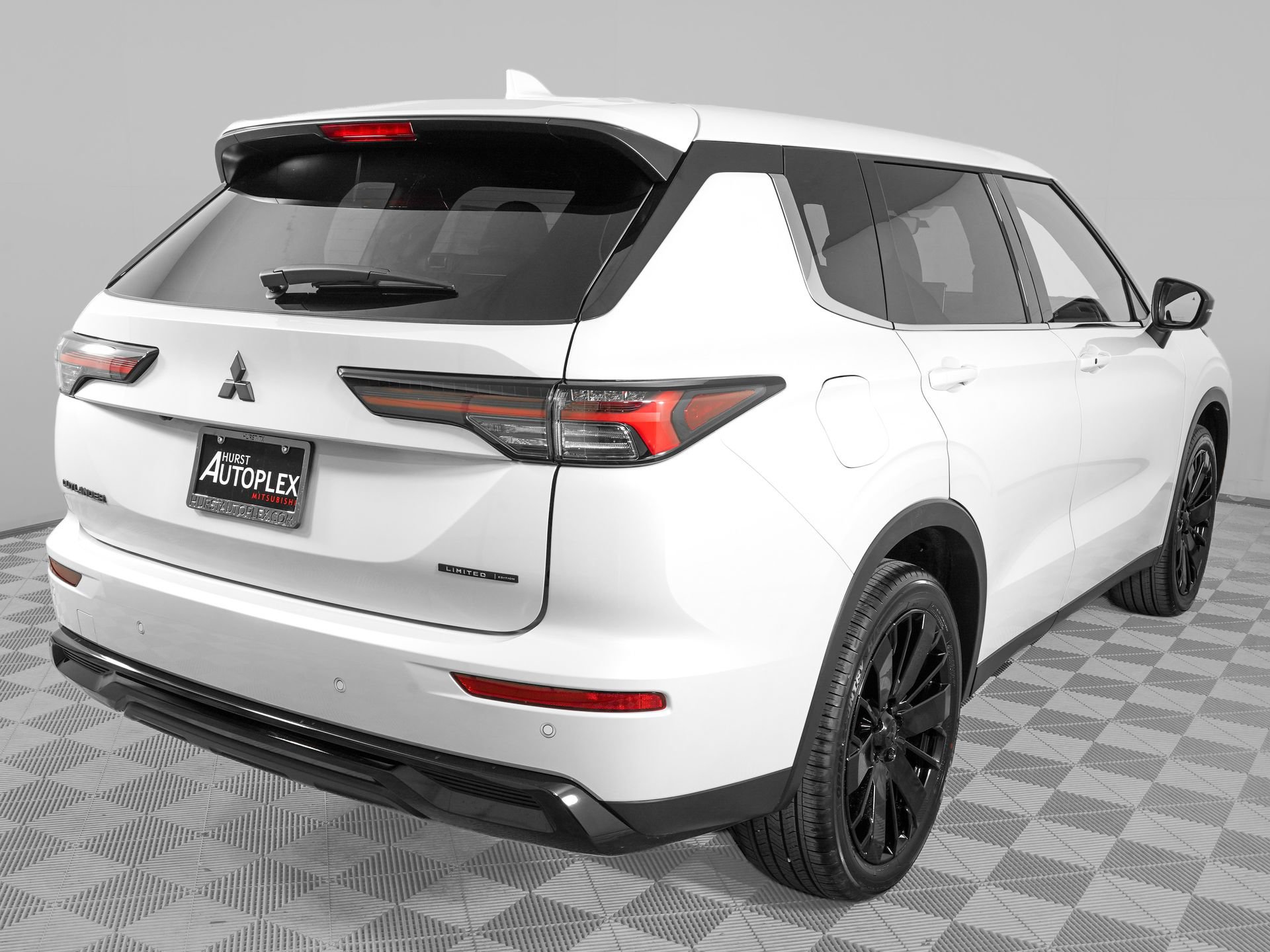 New 2026 Mitsubishi Outlander LE FWD image 6