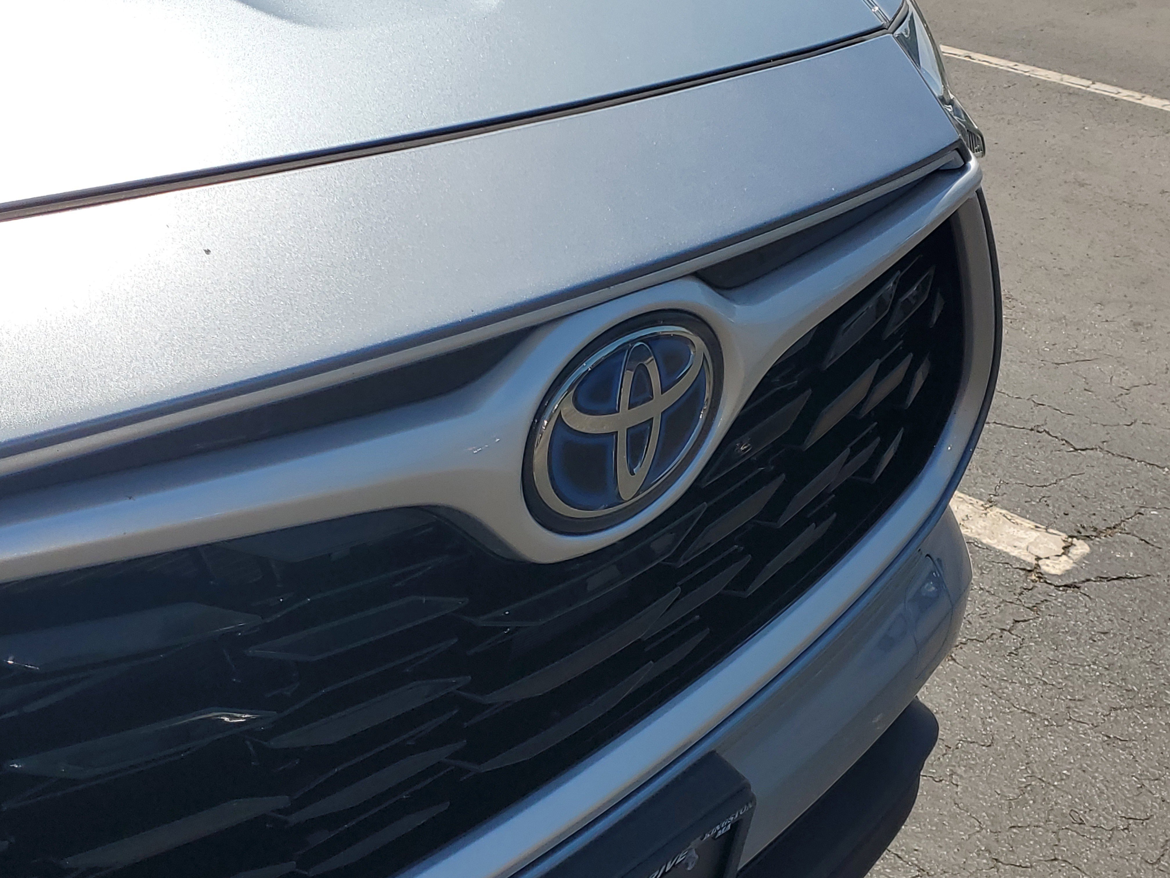 Used 2021 Toyota Highlander XLE AWD/4WD image 3