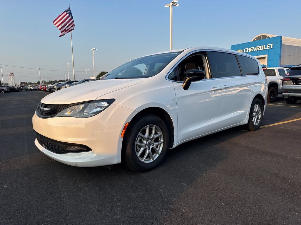 Used 2024 Chrysler Voyager LX FWD image 2