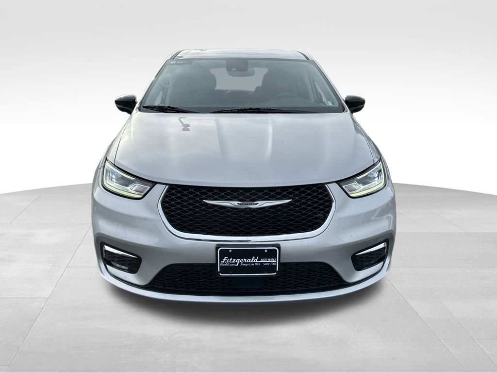 Used 2024 Chrysler Pacifica Touring-L image 2