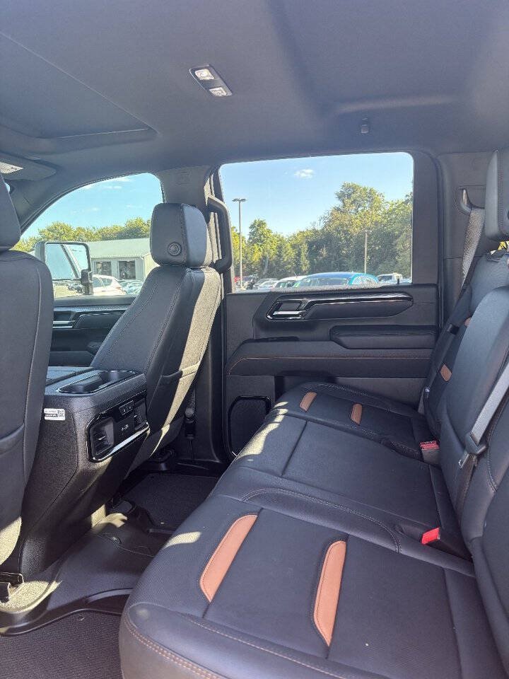 Used 2025 GMC Sierra 2500 AT4 w/ AT4 Premium Plus Package AWD/4WD image 7
