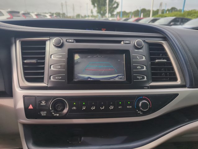 Used 2019 Toyota Highlander LE FWD image 17