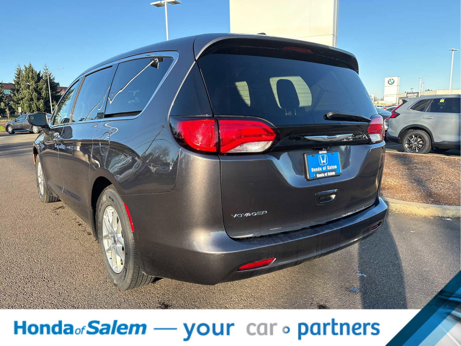 Used 2023 Chrysler Voyager LX image 4