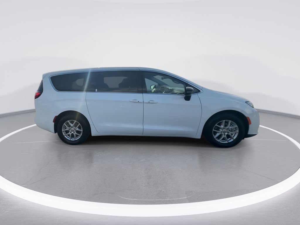 Used 2024 Chrysler Pacifica Touring-L FWD image 9