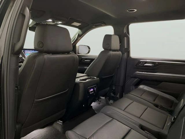 Used 2025 Chevrolet Suburban LT RWD image 21