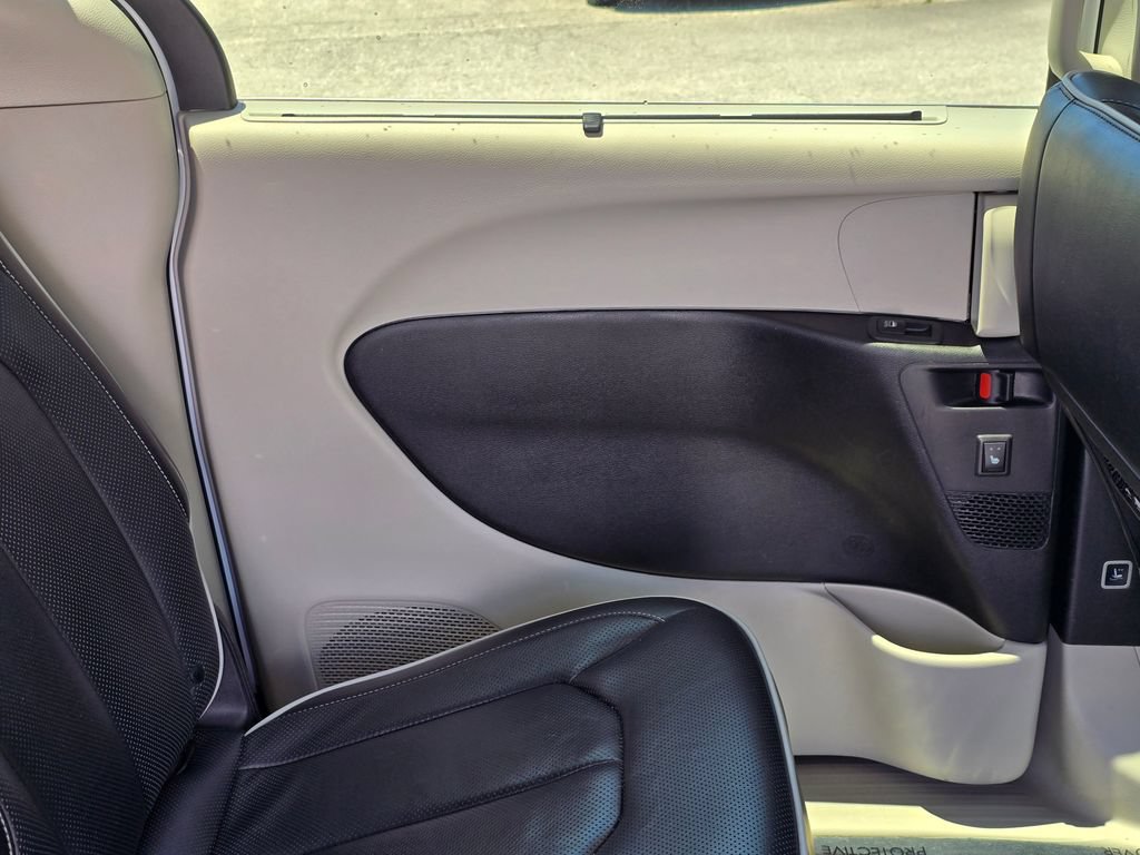 Used 2024 Chrysler Pacifica Limited FWD image 46