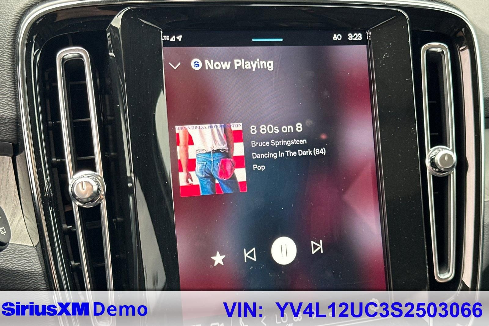 Used 2025 Volvo XC40 B5 Plus image 29