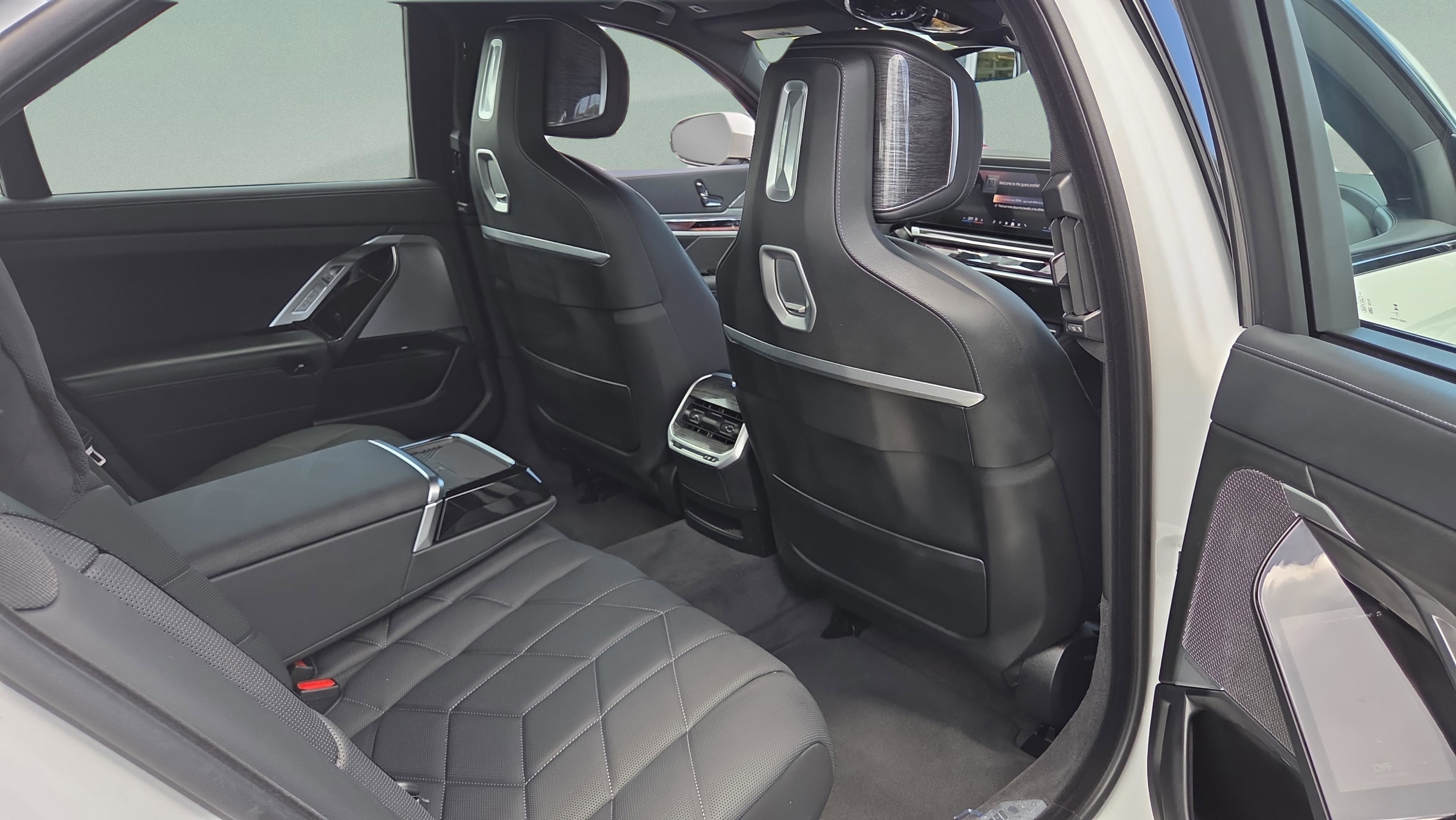 Used 2026 BMW 750e xDrive w/ Luxury Rear Seating Package AWD/4WD image 17