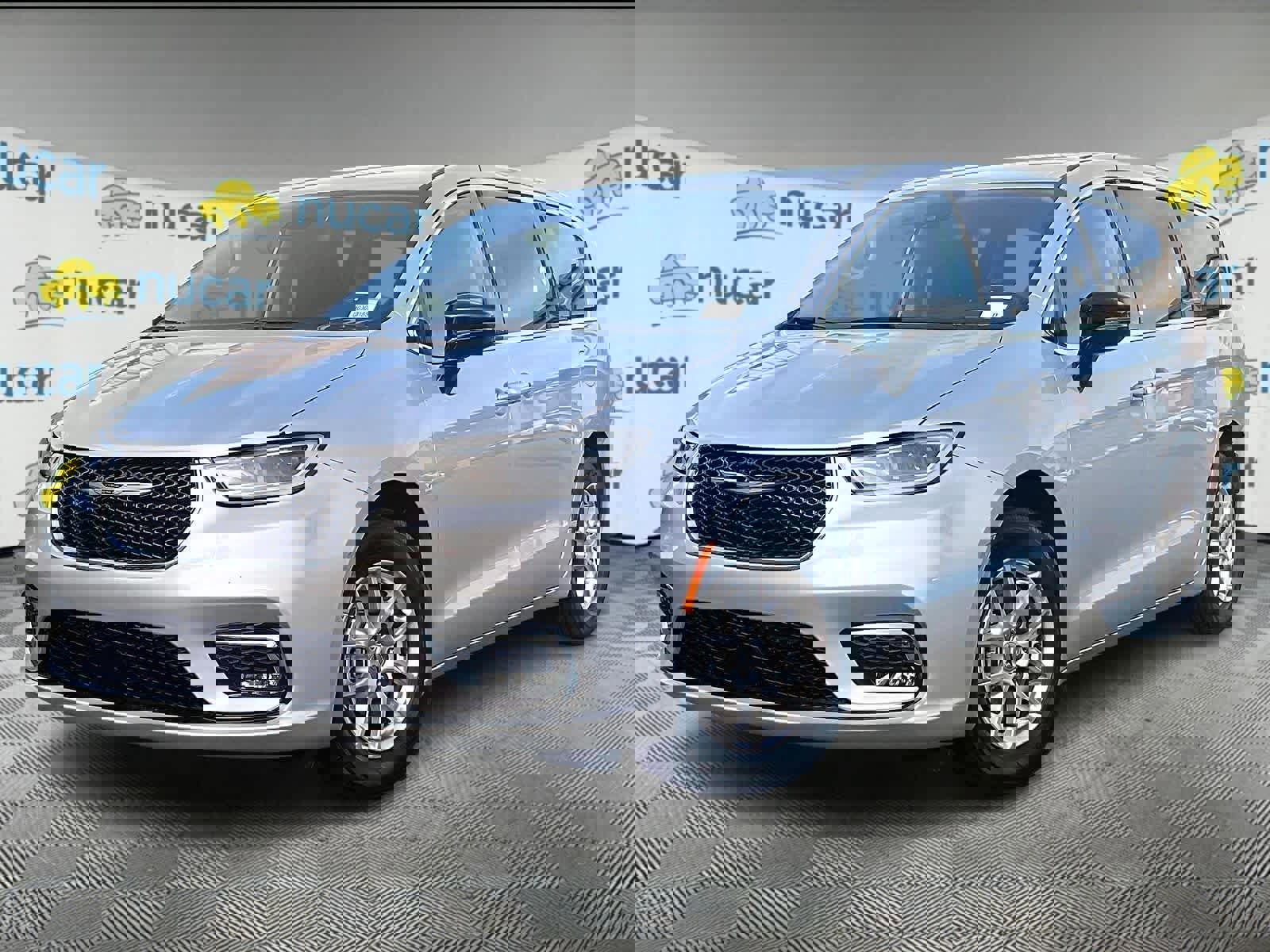 Used 2024 Chrysler Pacifica Touring-L image 3