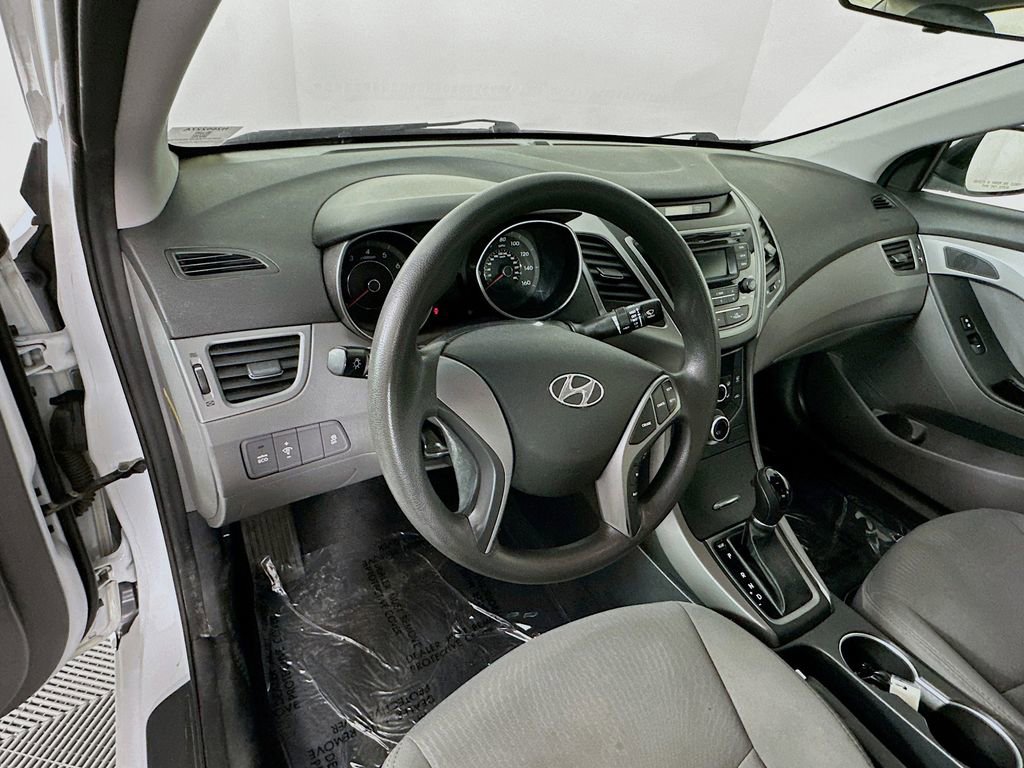 Used 2015 Hyundai Elantra SE image 16