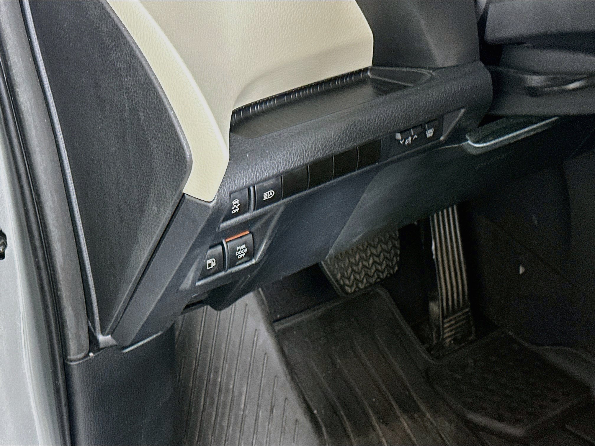 Used 2023 Toyota Sienna XLE FWD image 17