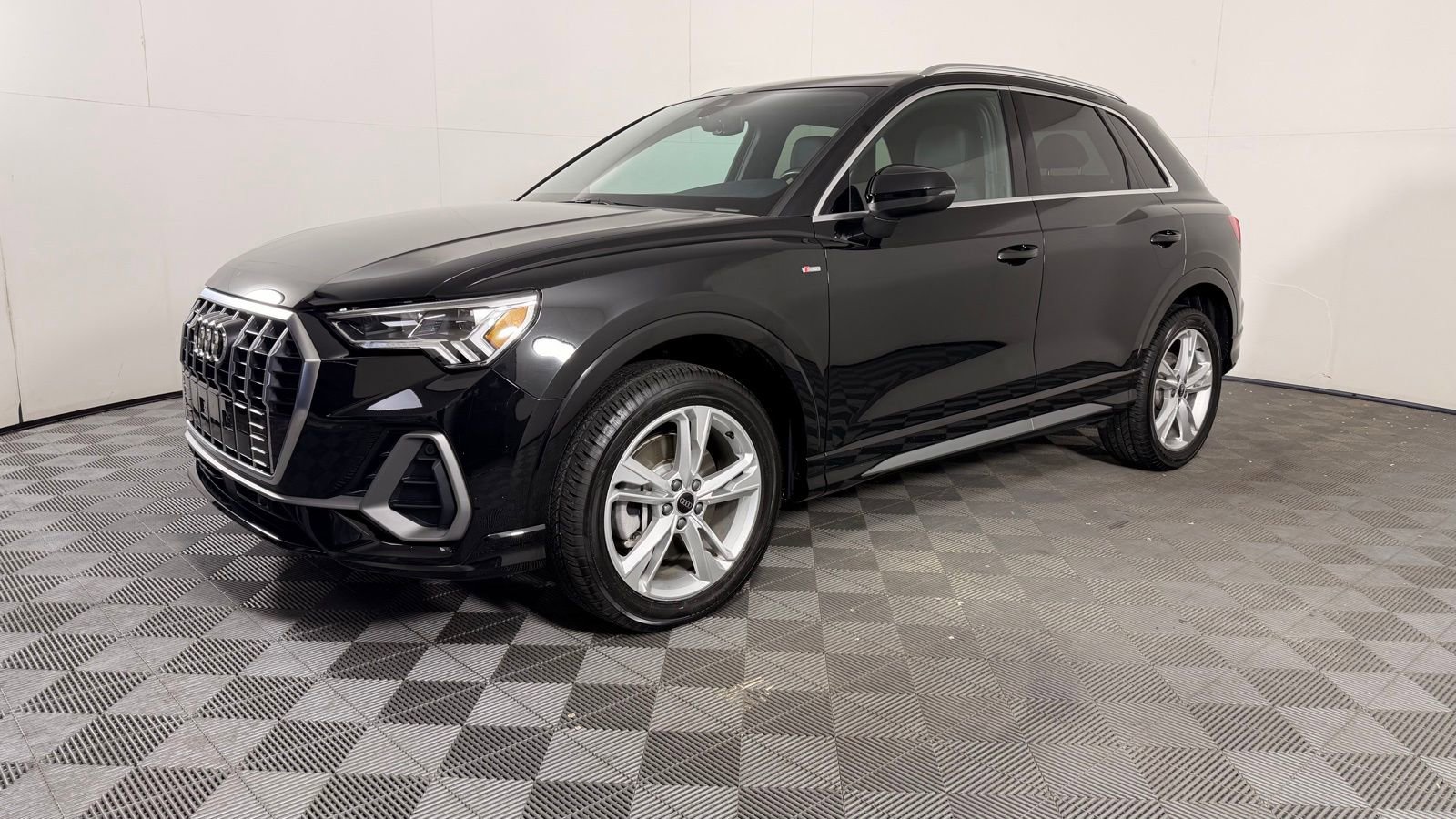 Certified 2023 Audi Q3 2.0T Premium w/ Convenience Package AWD/4WD image 4