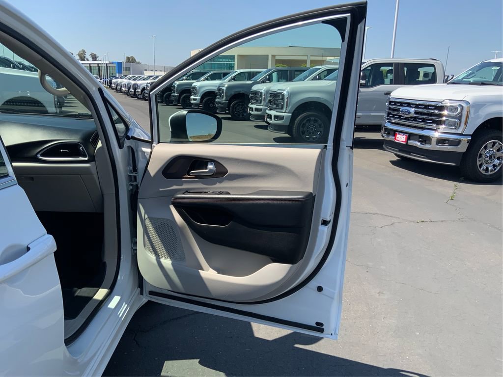 Used 2017 Chrysler Pacifica LX FWD image 22