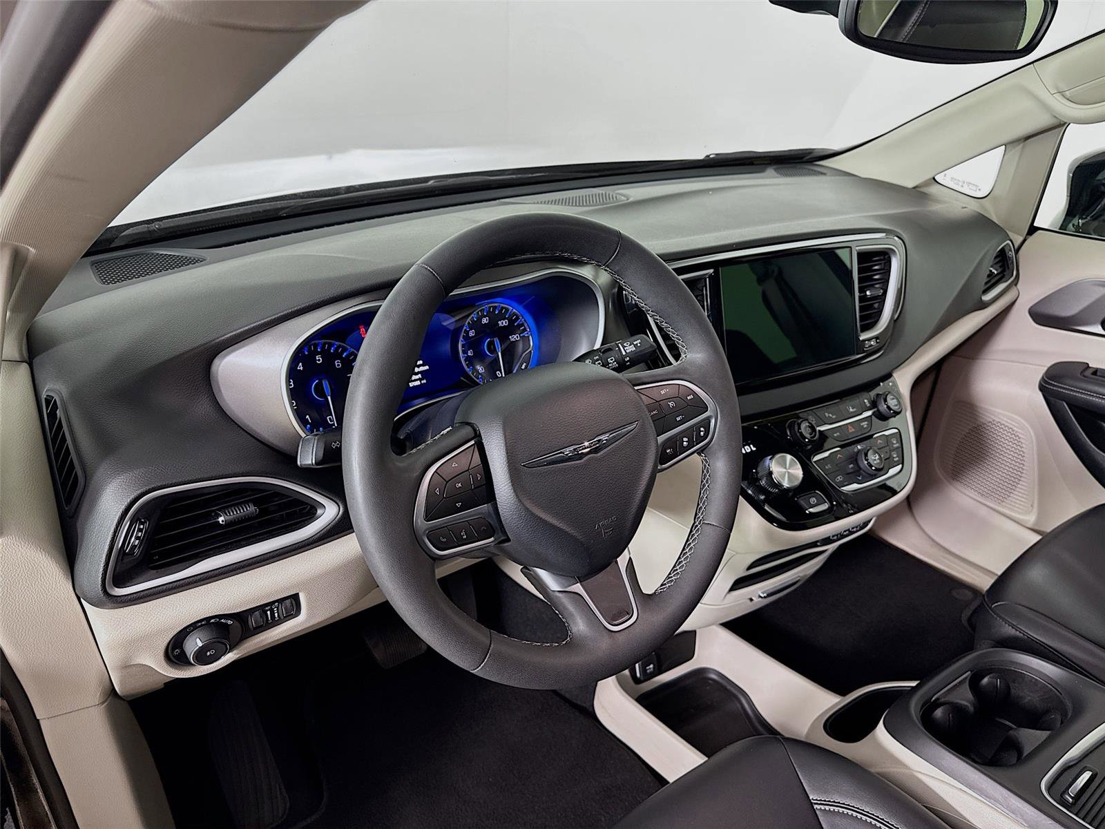 Used 2024 Chrysler Pacifica Touring-L image 9