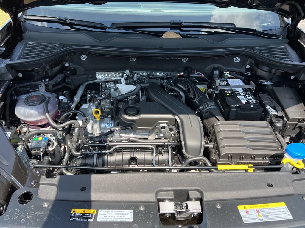 New 2025 Volkswagen Taos SE FWD image 11
