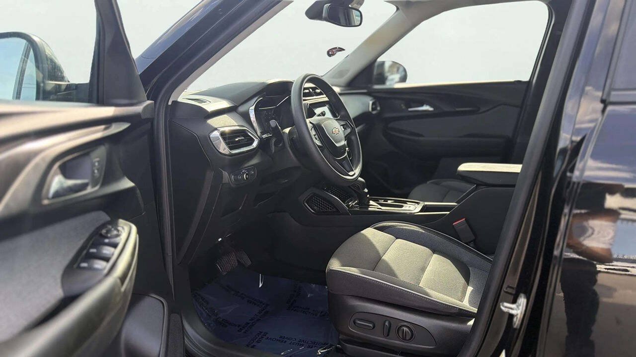 Used 2022 Chevrolet TrailBlazer LT w/ Convenience Package FWD image 12