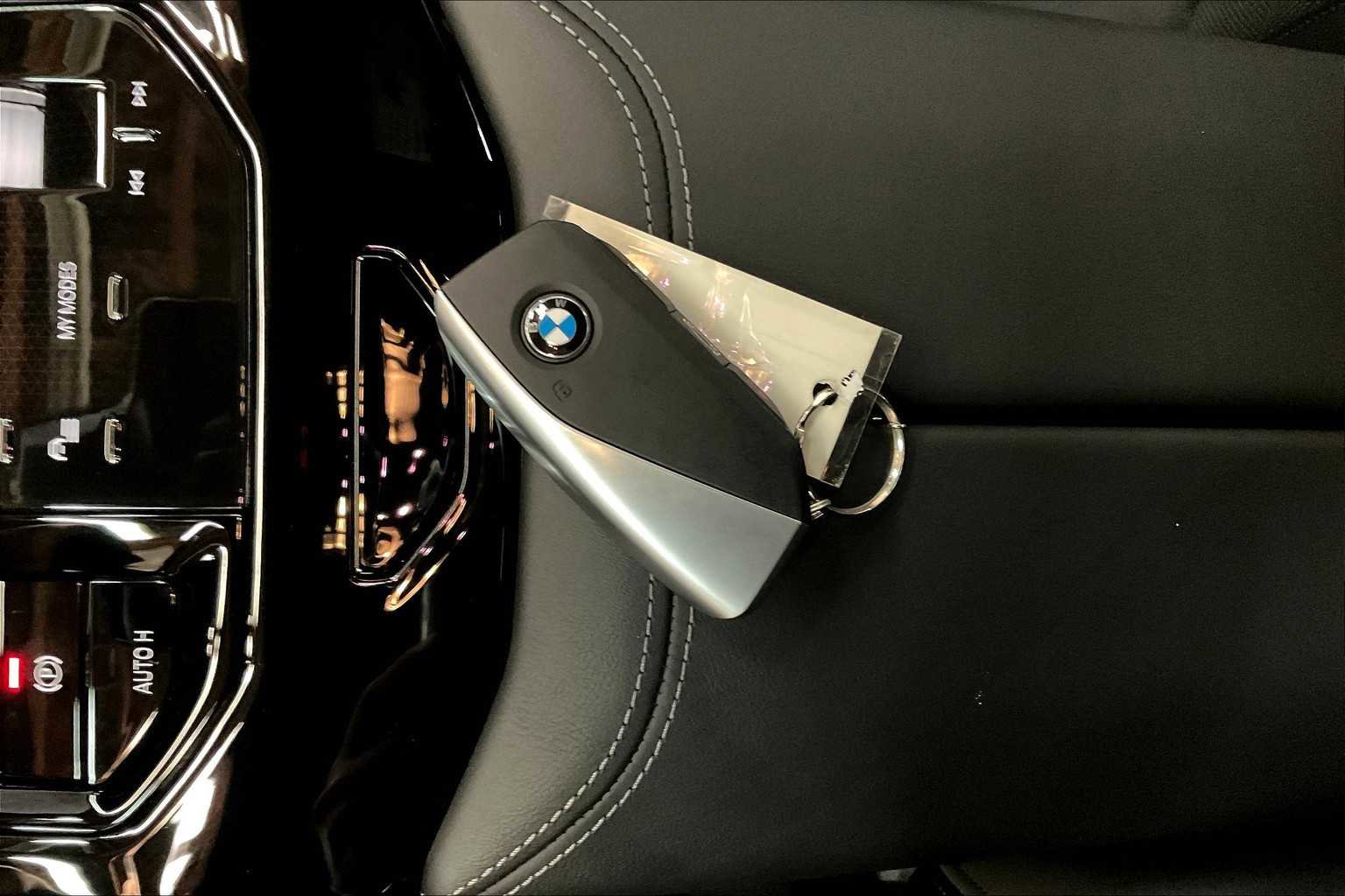 Used 2025 BMW i5 xDrive40 w/ Executive Package image 14