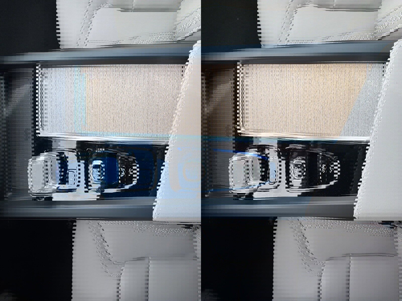 New 2026 Volvo XC60 B5 Plus w/ Protection Package Premier image 26