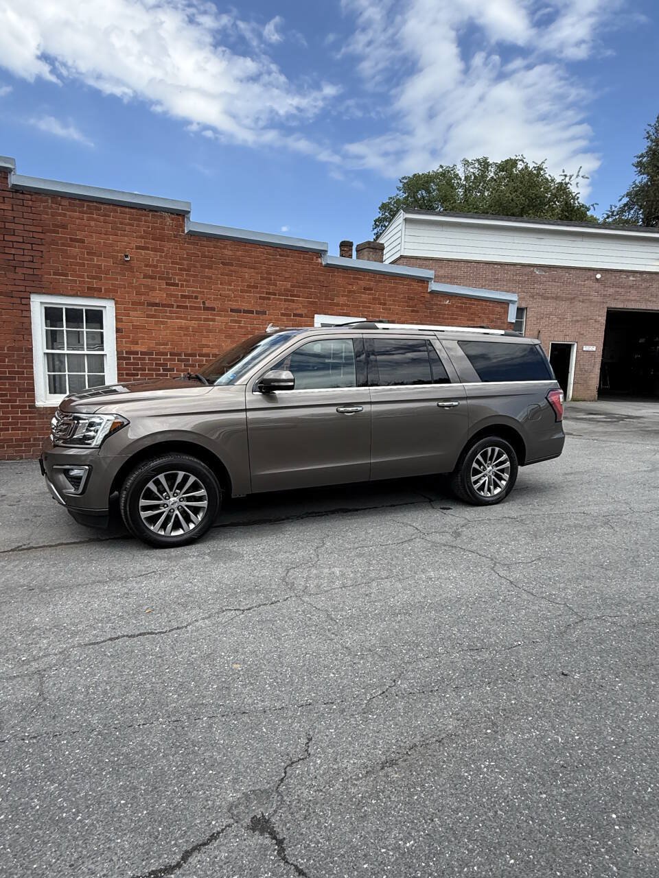 Used 2018 Ford Expedition Max Limited w/ Driver Assistance Package AWD/4WD image 1