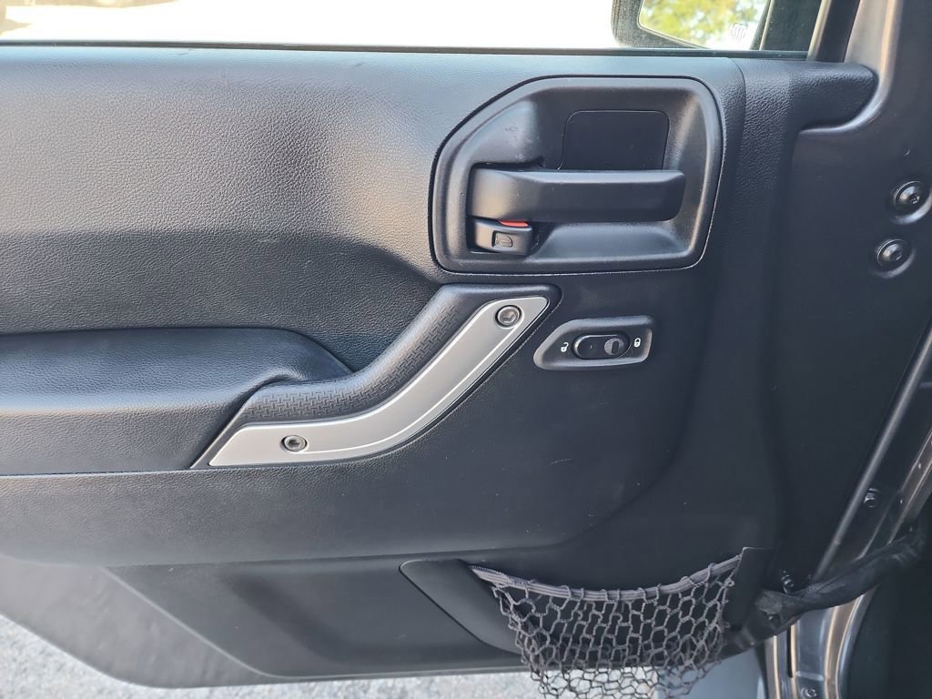 Used 2017 Jeep Wrangler Sahara w/ Connectivity Group image 12