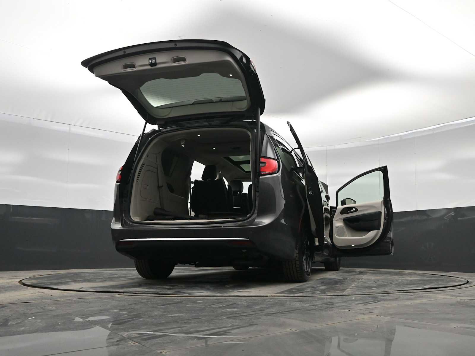 Used 2021 Chrysler Pacifica Limited w/ Uconnect Theater Family Group image 43