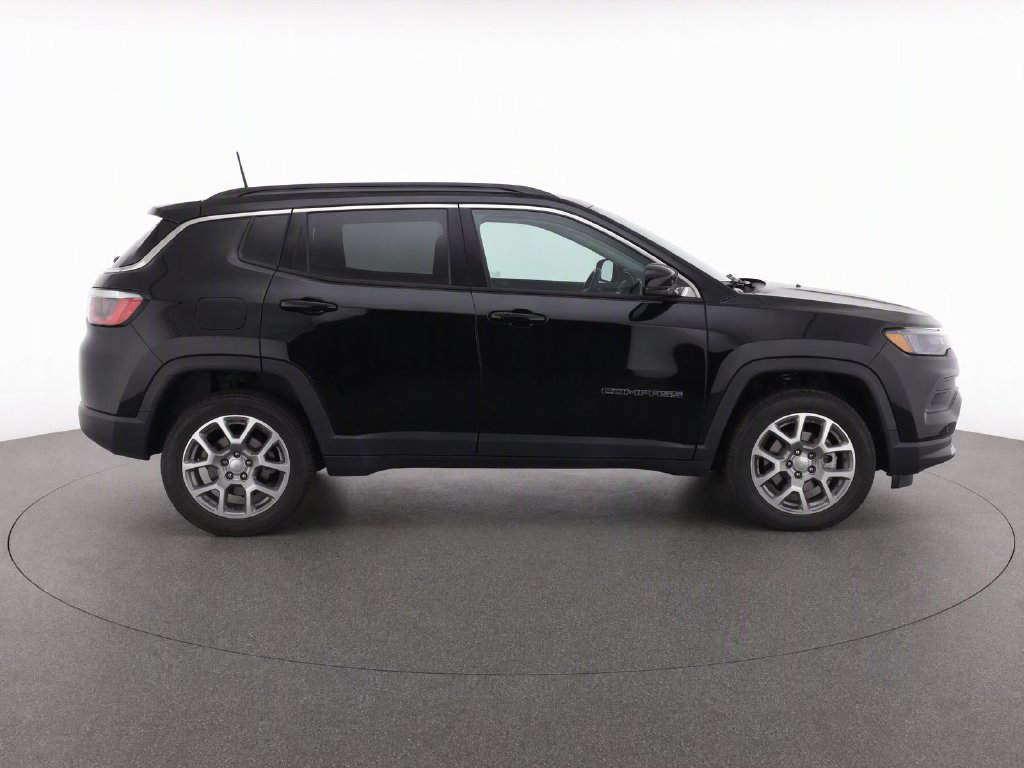 Used 2022 Jeep Compass Latitude w/ Sun and Sound Group AWD/4WD image 10