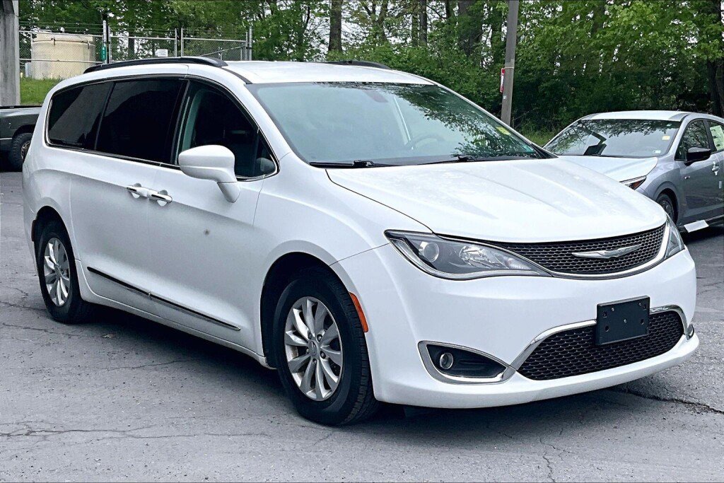 Used 2017 Chrysler Pacifica Touring-L FWD image 19