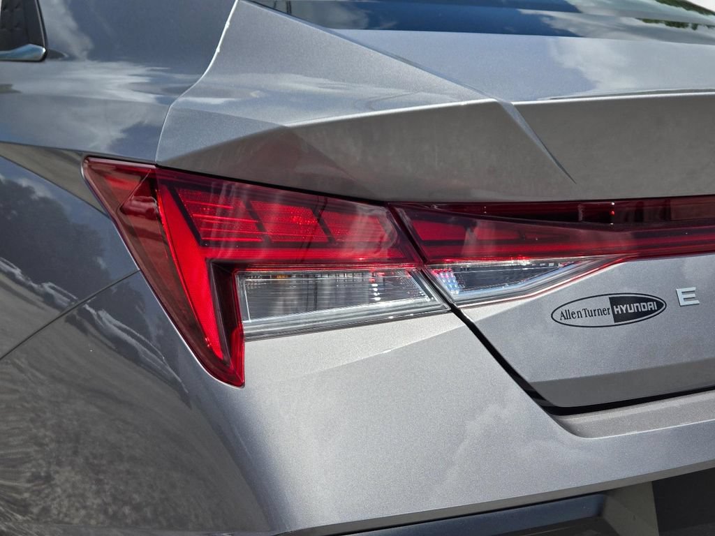 Certified 2025 Hyundai Elantra Limited FWD image 7