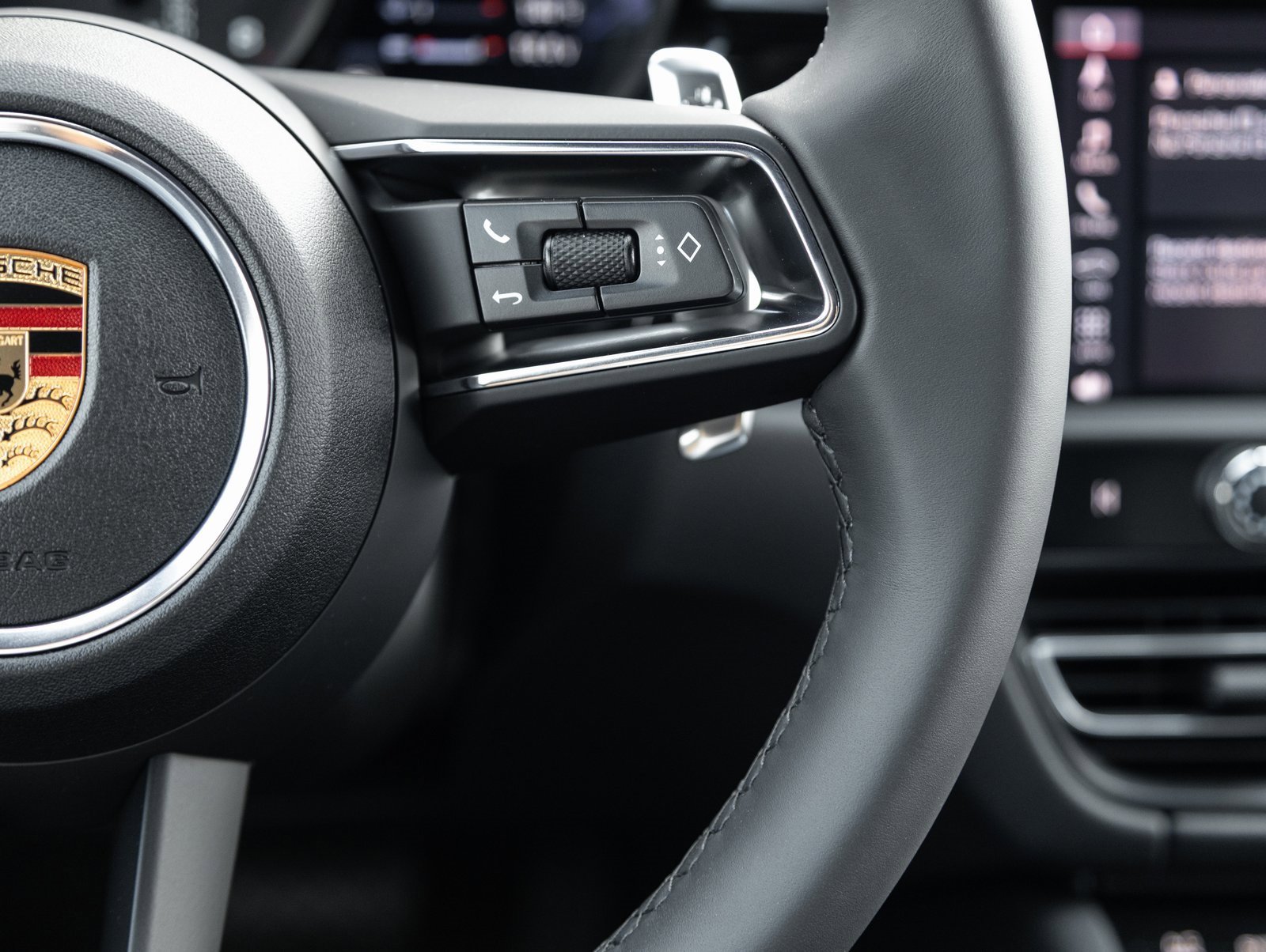 Used 2025 Porsche Macan image 16