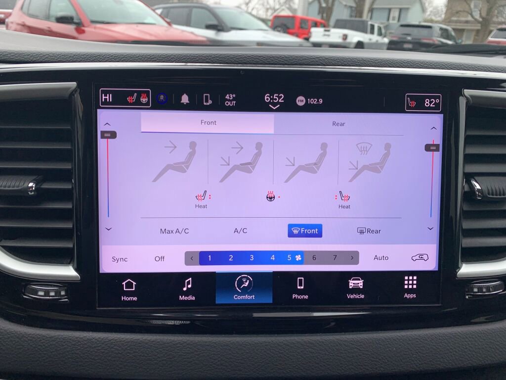 Used 2024 Chrysler Pacifica Touring-L image 18