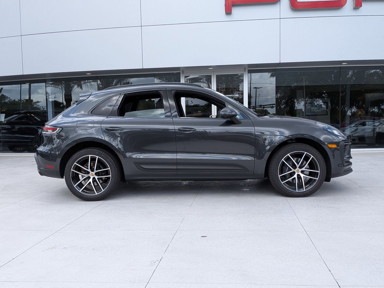 Certified 2025 Porsche Macan AWD/4WD image 8