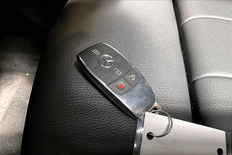 Used 2021 Mercedes-Benz GLB 250 w/ Premium Package image 8