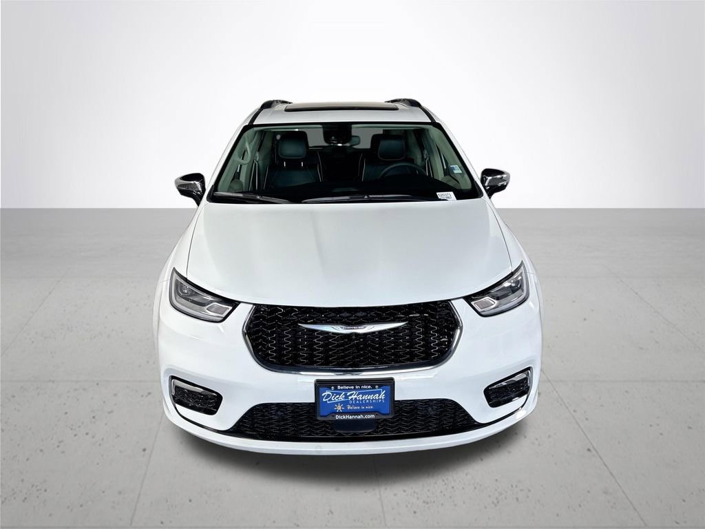 Used 2023 Chrysler Pacifica Limited w/ Uconnect Theater Family Group image 3