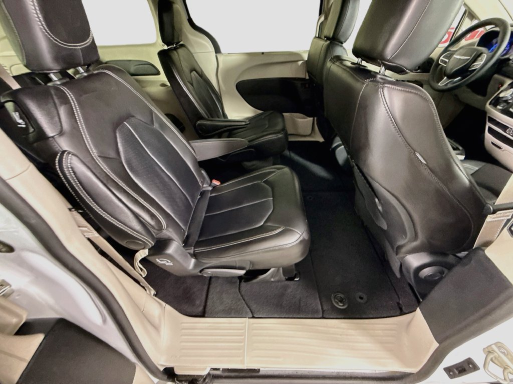 Used 2024 Chrysler Pacifica Touring-L AWD/4WD image 30