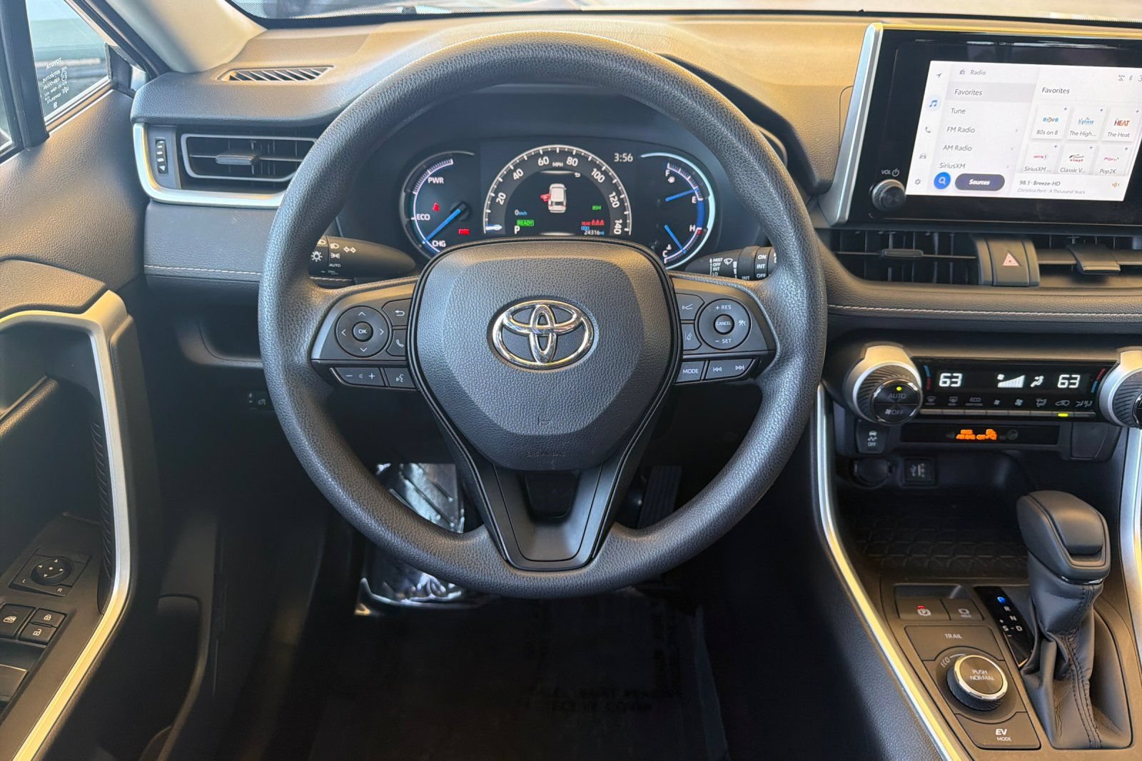 Used 2025 Toyota RAV4 XLE AWD/4WD image 17
