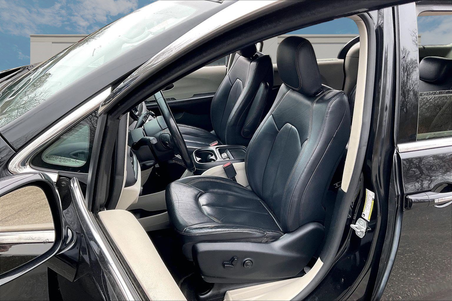 Used 2019 Chrysler Pacifica Touring-L image 22