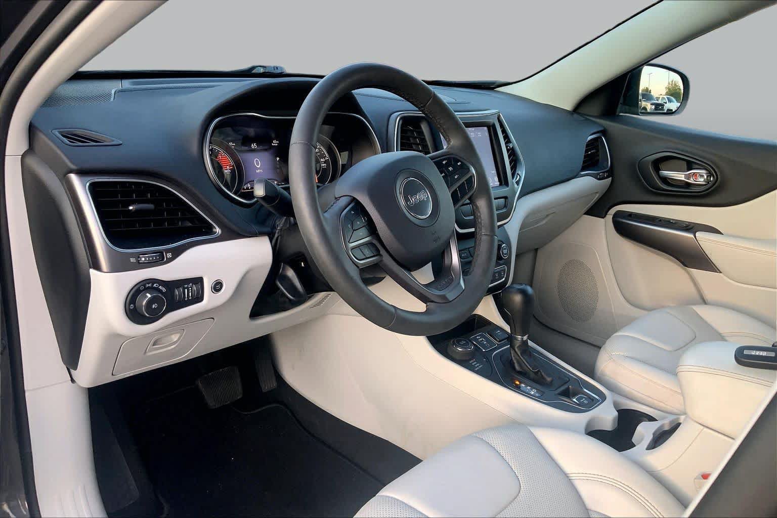 Used 2021 Jeep Cherokee Latitude Lux w/ Comfort/Convenience Group AWD/4WD image 16
