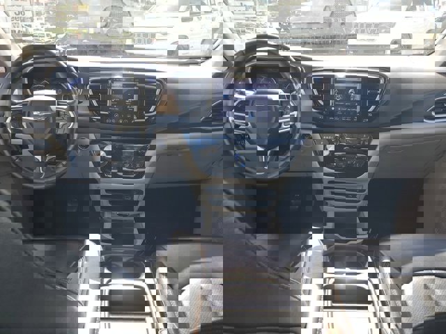 Used 2018 Chrysler Pacifica Touring-L w/ Tire & Wheel Group image 14