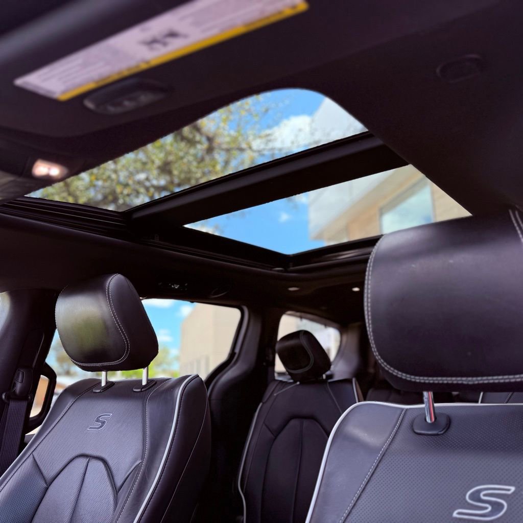 Used 2025 Chrysler Pacifica Limited image 26